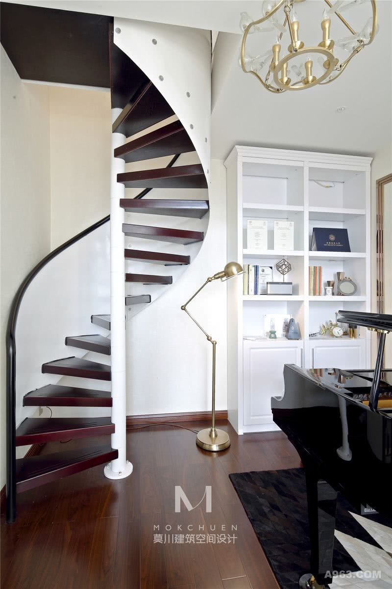 楼梯间：为了节省空间以及美观考虑，采用旋转楼梯，刚好钢琴键为黑白，故楼梯的用色采用同样的配色，将整个空间更好的融合、呼应。