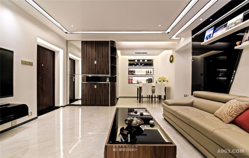 客厅：考虑到面积有限，而让家显大则是一个很重要的关键。首先从颜色上放大空间，主体采用黑、白和深棕色来做搭配。