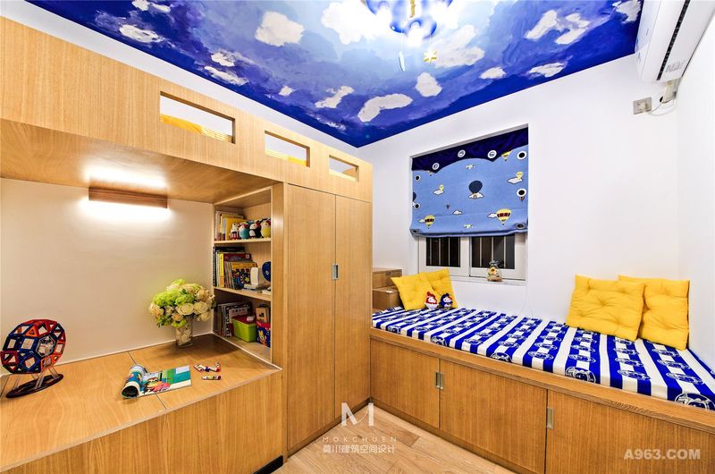 儿童房:两个可爱的小家伙要住在一个8㎡的房间里，就得增加居家便利的储藏空间，像两张床，衣柜，书桌，玩具收纳。因此设计了高低组合式的床体，每张床下，每个抽屉，都是储物空间，楼梯做成抽屉形式，增加了储物空间的同时增加了童趣，让孩子喜欢这个房间。