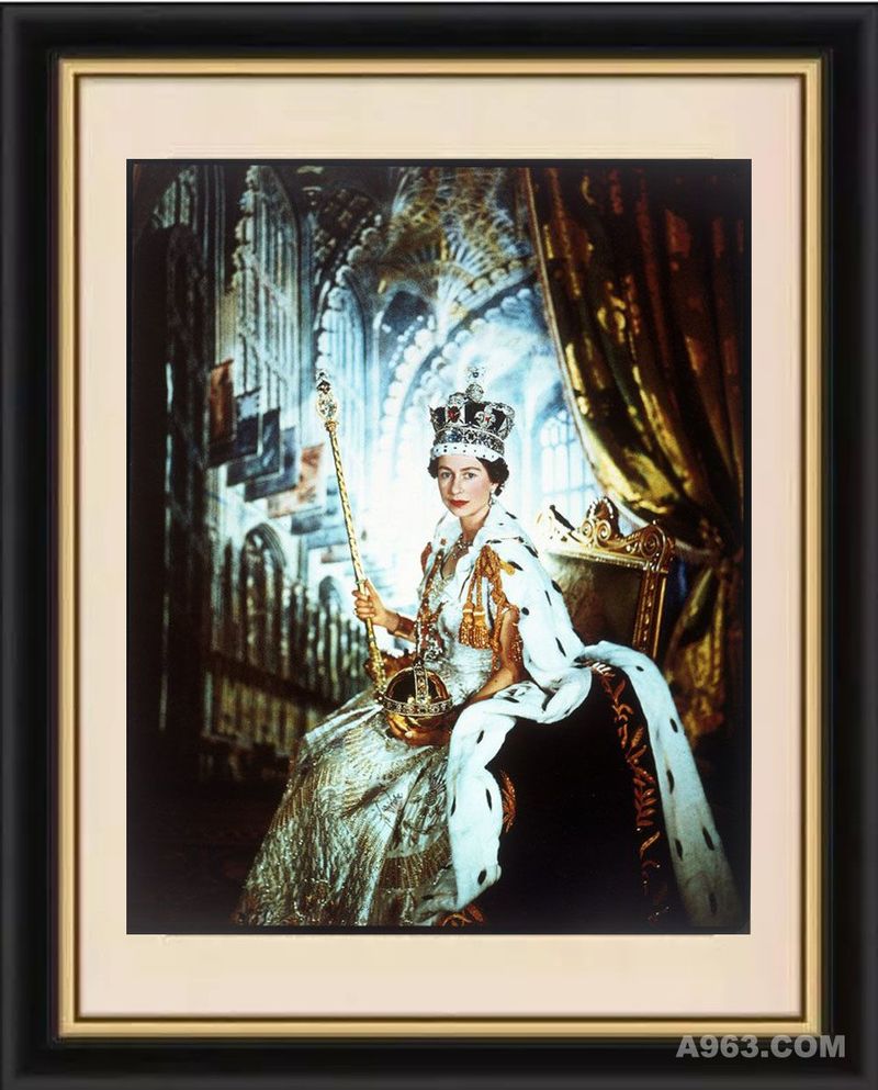 （伊丽莎白二世
作品摄影师：Cecil Beaton）

伊丽莎白二世生于1926年，作为英国女王，她是一位受全世界尊敬的形象典范。 