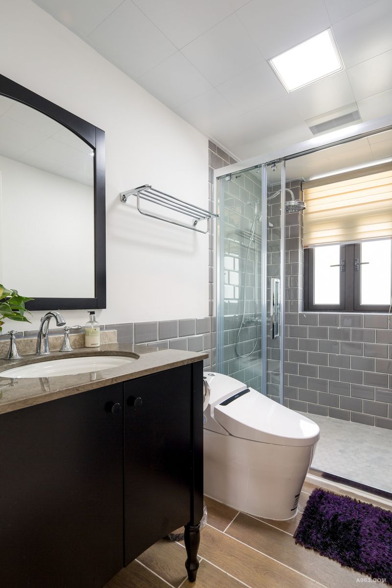 分区规划的卫浴空间，以空间主体分离来表现，让业主进出更加舒适。