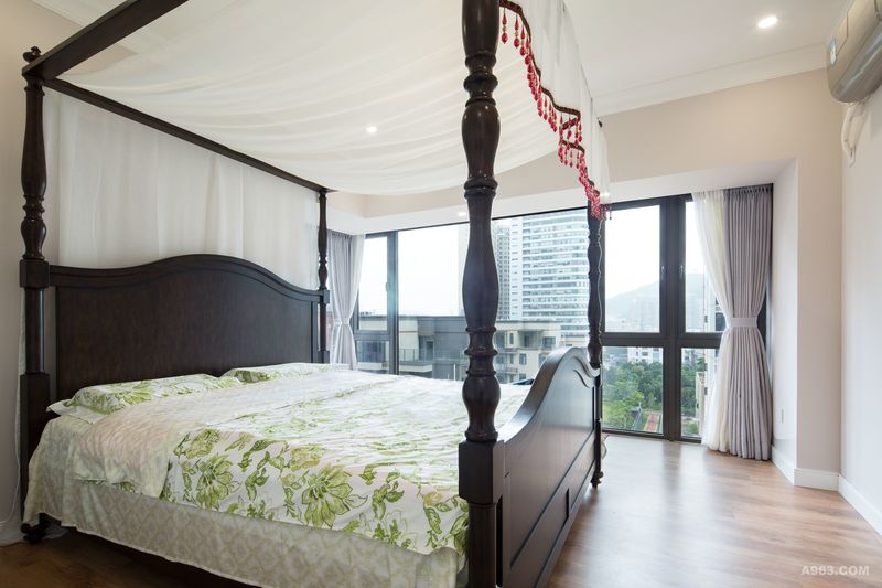主卧室呈现美式浪漫的氛围，并在浅色明亮的空间里，以不同层次的线条勾勒出优雅的质感。