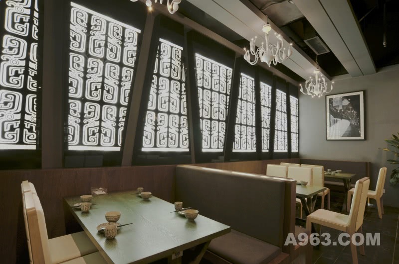 锦庐餐厅03
蚀花玻璃纹样是成都金沙遗址文明最典型的青铜器纹饰
