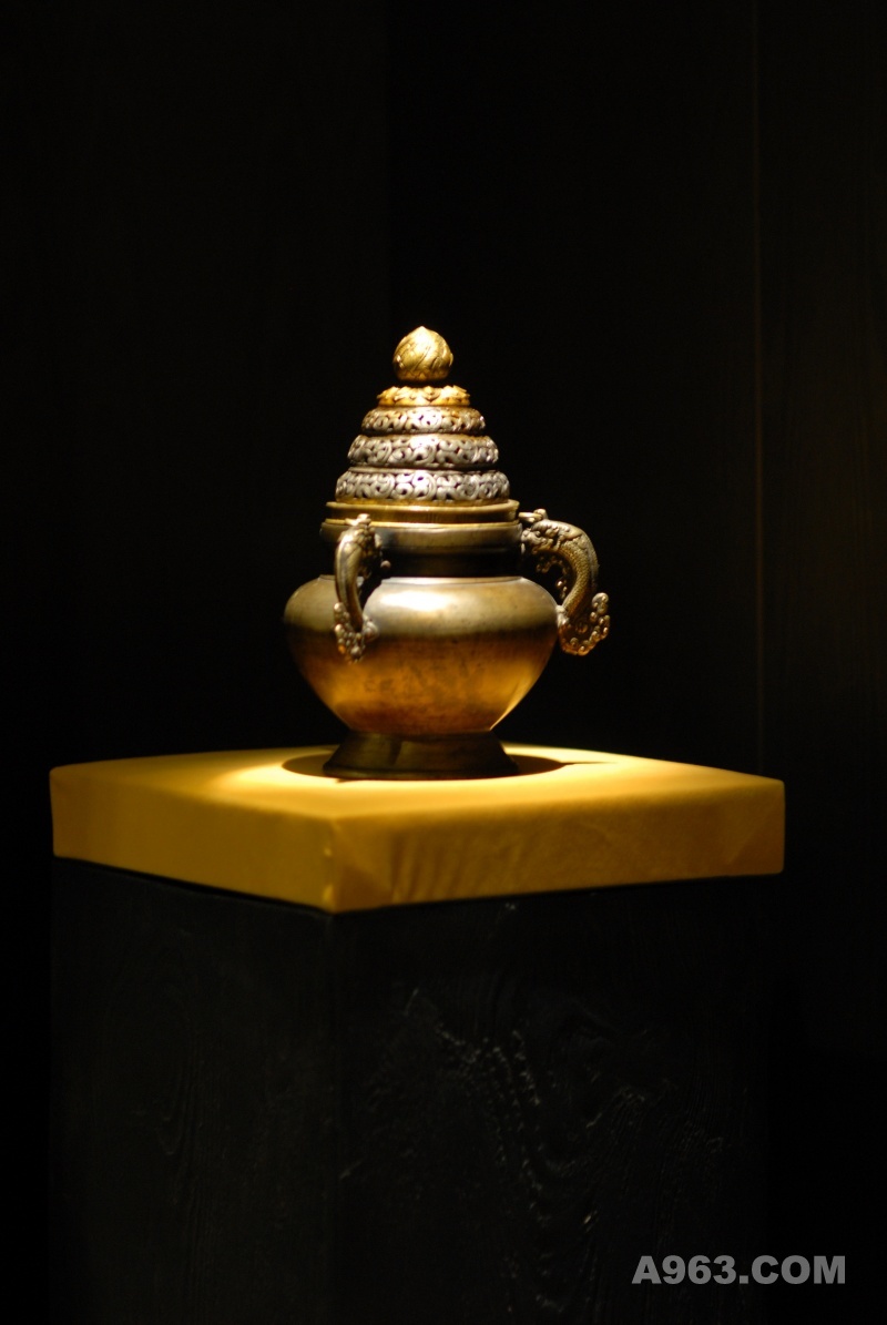 林子法藏古玩店-喇嘛庙里散落的香炉
文玩珠宝空间设计