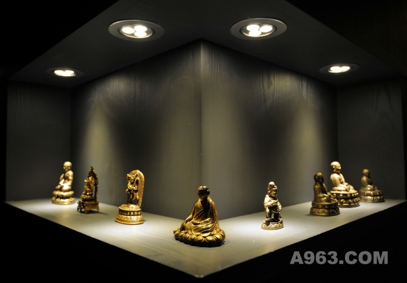 林子法藏古玩店--壁龛里的法会，很精彩的光源
文玩珠宝空间设计