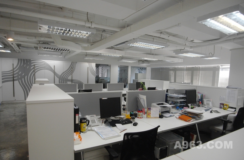 开放办公区
白色的空间尽显洁净，远处的曲线更显韵律