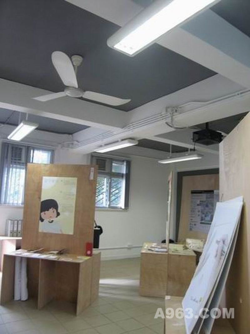 教室内部
教室内部地面没有改动，只是墙面与吊顶新作的涂料