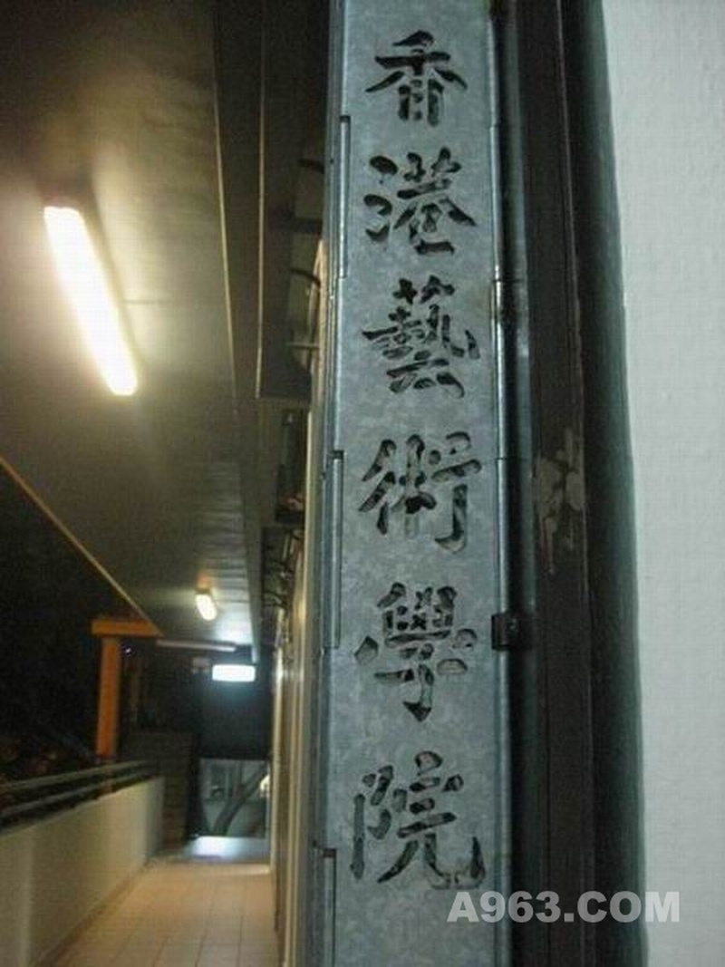 铁皮字
这是很具香港特点的折叠门，我们在上面做一些字体和图案，