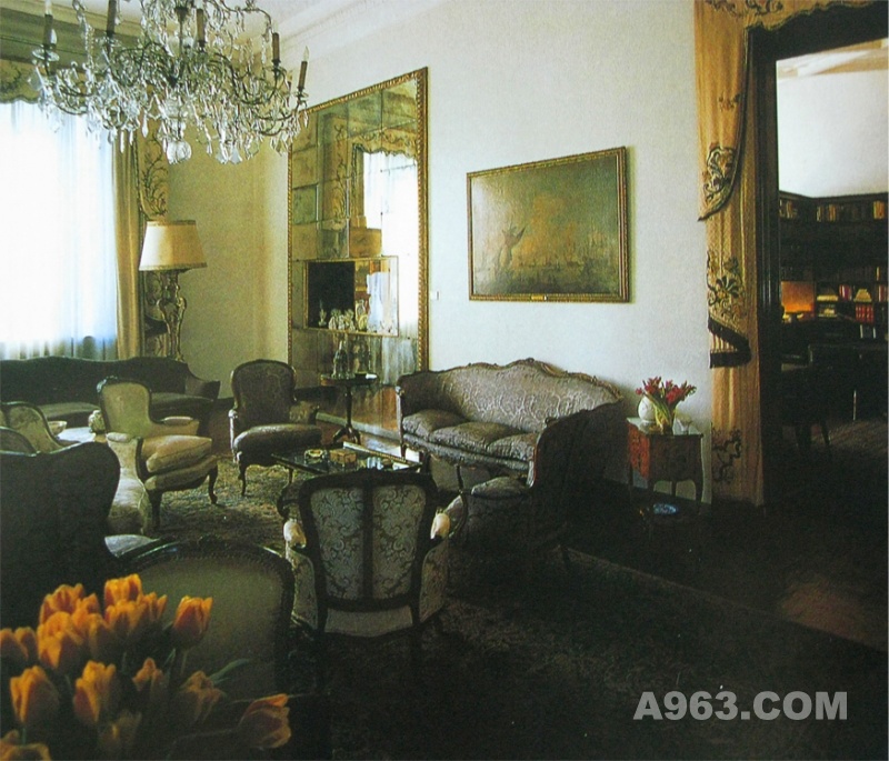 起居室
洛可可风格的椅子和房间内的镜面呈现了正方形的主题。镜面雨中梦幻般的效果，镜子中的
玻璃橱柜内摆放着东方艺术品。
