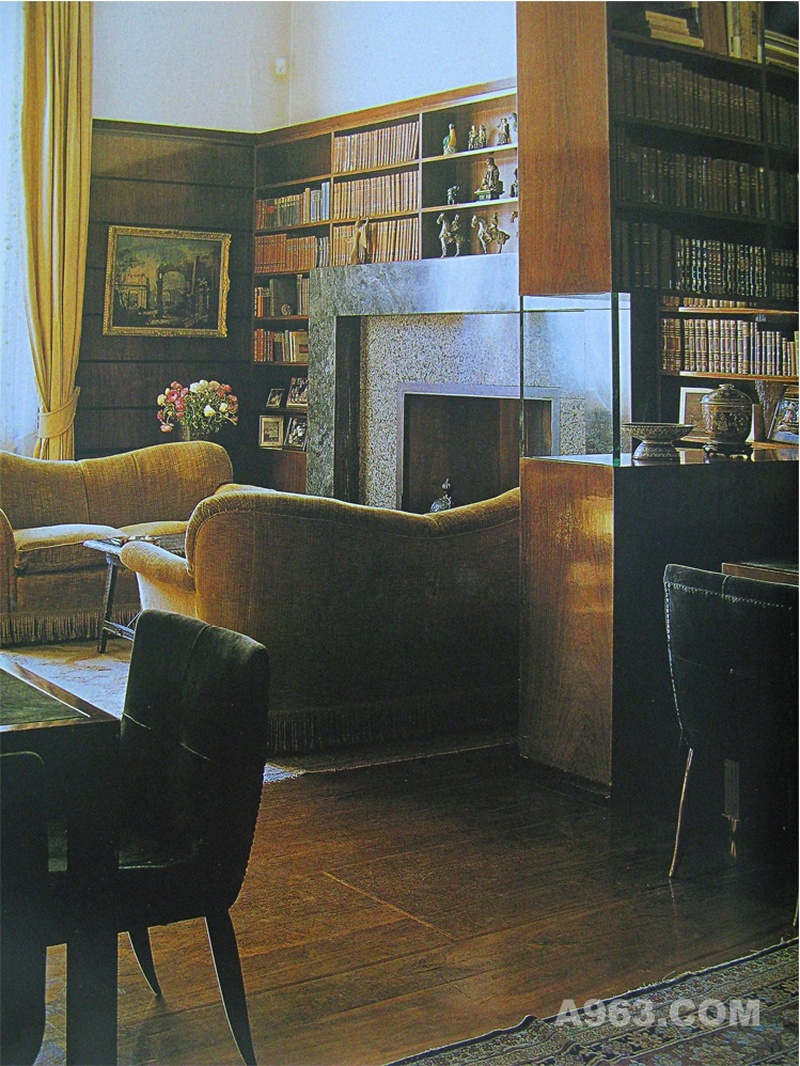 书画室
在画室图书馆内，木质表面与粉饰表面形成对比。别墅内还收藏了一系列的陶瓷艺术品和东方雕像。