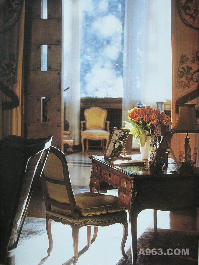 画室
从两个角度欣赏到的画室，房间内摆放着属于这个家族的18世纪的家具。这些中国陶瓷花瓶来自清朝时期，要追溯到18世纪之初，Portaluppi设计了一个矮桌并在其表面采用了深蓝色和金色作为表面的涂饰。