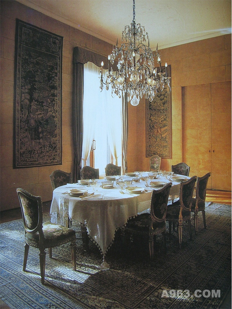 餐厅
羊皮纸对然比房间内的其他材料都要柔弱，但还是被用来装饰餐厅的表面。左侧显示的是自然色泽，这种羊皮纸堪比17世纪早期制作的佛兰德织锦。房间内的椅子采用了托斯卡纳风格，制作于18和19世纪。