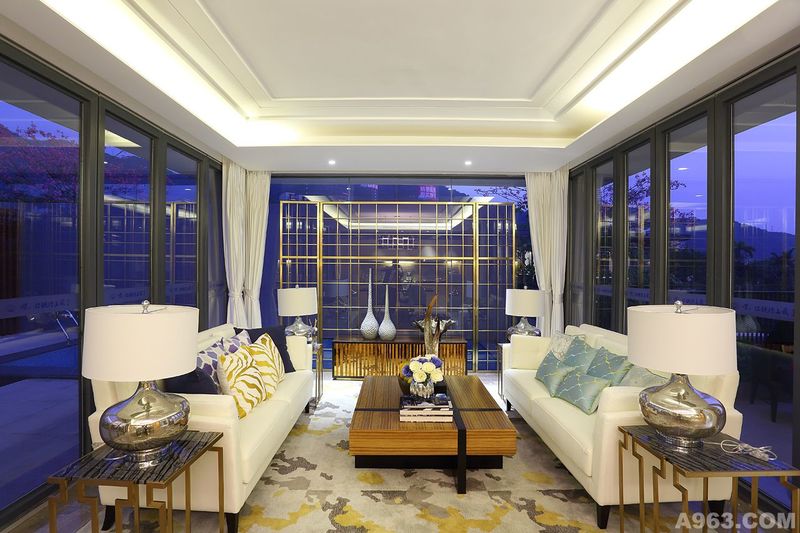 黄昏蓝温柔细腻的心思延伸到空间的每个角落，金色点缀凸显精致，与白色的完美搭配，舒适而优雅，度假来到这样的房子里，仿佛自己的内心都被净化了！