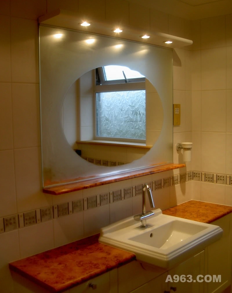 浴室镜子使用NRG镜子防雾膜的效果
浴室镜子使用NRG镜子防雾膜的效果