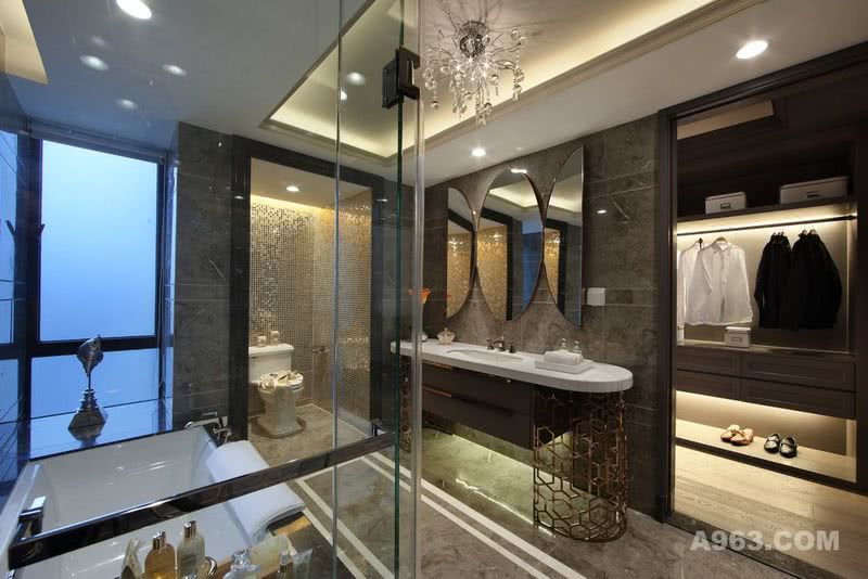 卫浴间，大尺度的卫浴空间，结合灰色天然石的运用，加以玫瑰金钢的映衬，尽显主人尊贵的身份地位。
