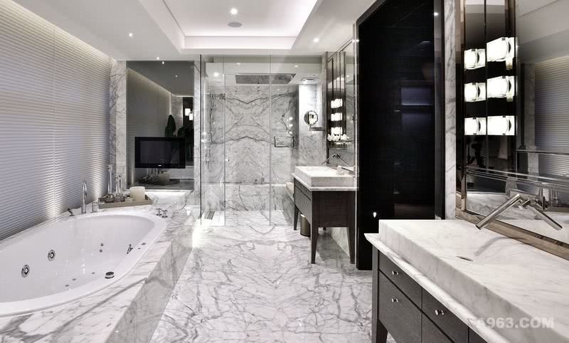 盥洗室在灰白大理石紋路地的徑流下，以繫空間潔淨的透明感。