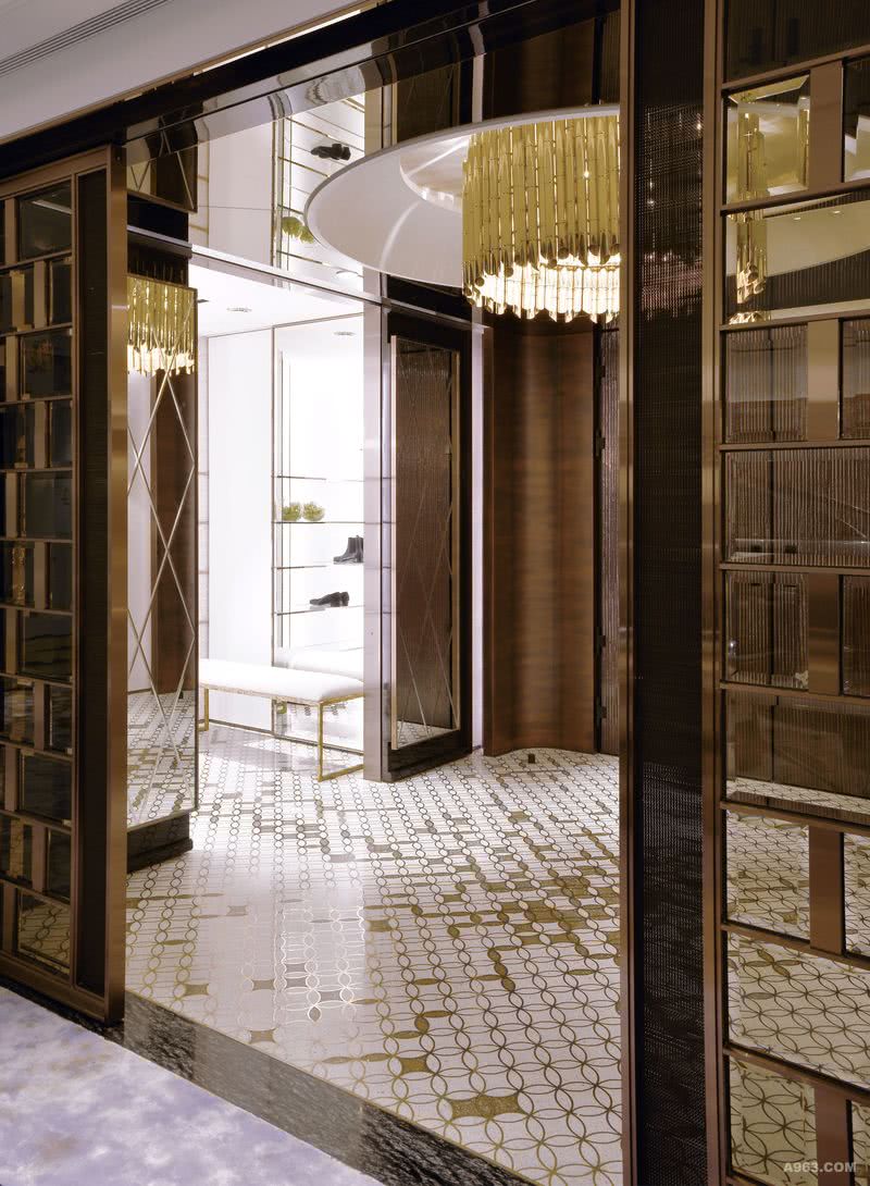 鞋櫃以展示邏輯設計三面聚光牆面，金屬嵌條、玻璃層架、兩種布紋壁布圍塑起精品式空間氛圍。