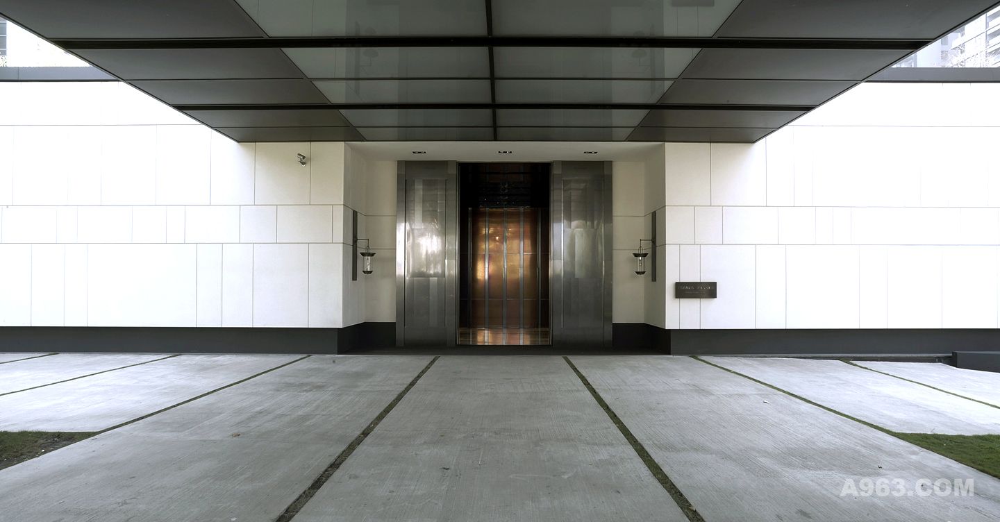 玄關間，銅黑色鐵件序列鋪面聳立，厚實門面大氣之姿，仿若為大廳的十米長豪氣尺度作為迎賓序曲。
