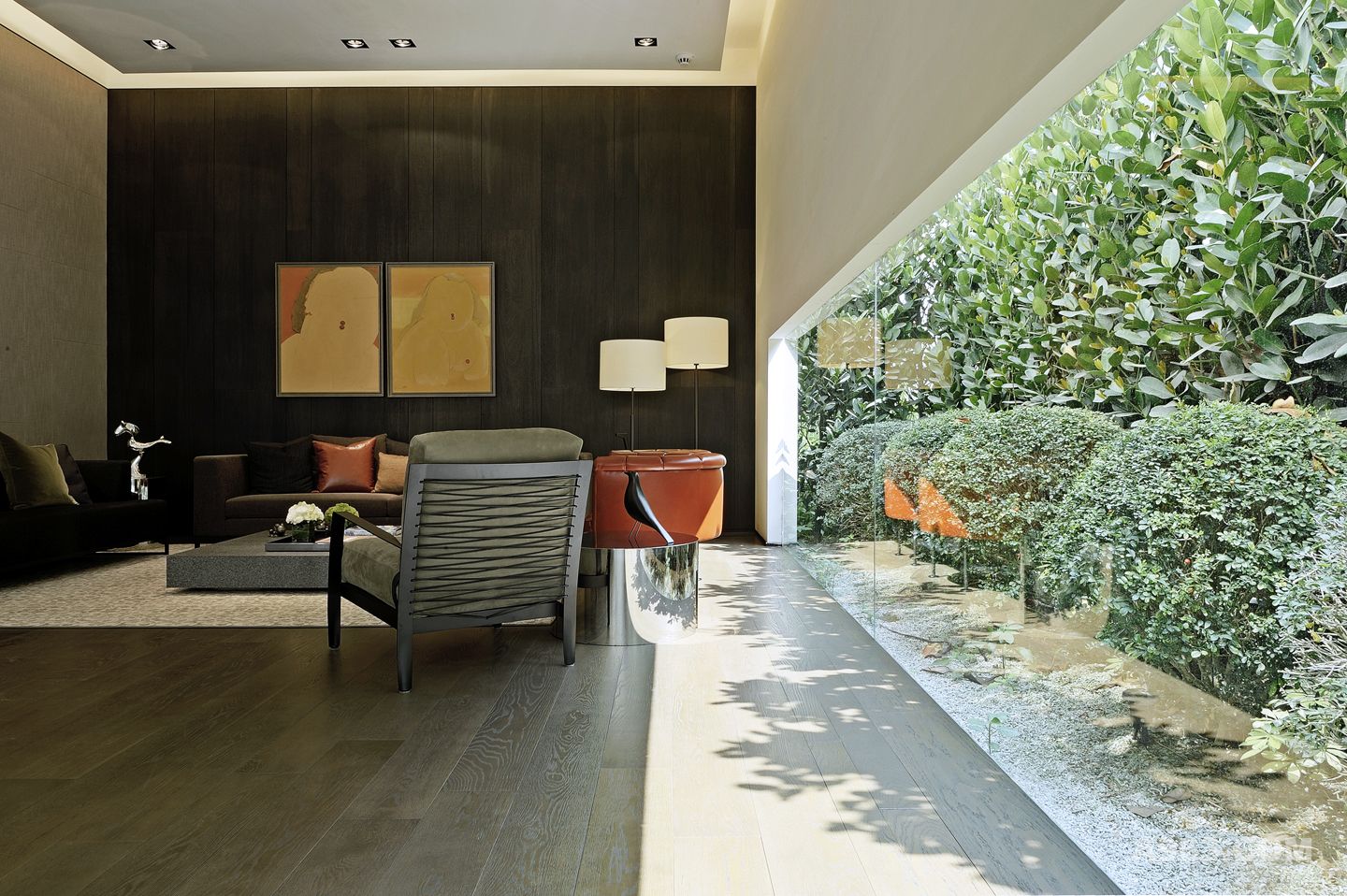 玻璃作為接引內外的介面，輕盈又具穿透力，將戶外綠景納入室內，展闊明亮視野。