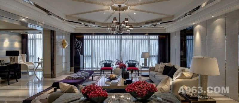 在家具的选择上，设计师尤其注重其与空间颜色的深浅对比。低调奢华的Ferdi Casa与带有新中式味道的Armani Casa展现了都会住宅现代而不失古典的风范。