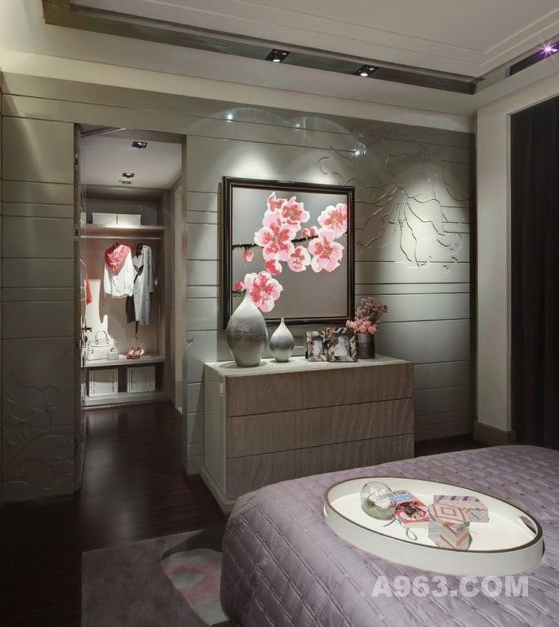 每个卧室都带有独立的卫生间。淡雅的印花墙砖使空间看起来清爽而富有设计感，地面瓷砖采用明暗色。大面积镜子的反光效果使空间显得通透敞亮。