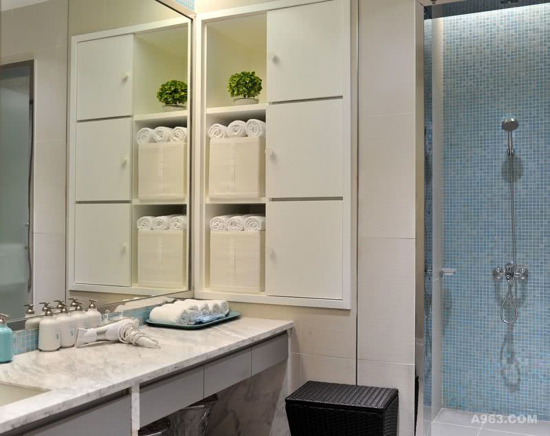 淋浴室，简约现代家私搭配素净的颜色，白与蓝和谐配比带来最柔和的视觉感受，塑造干净健康的环境氛围，让妈妈们得以在最安心的环境下完成梳洗。
