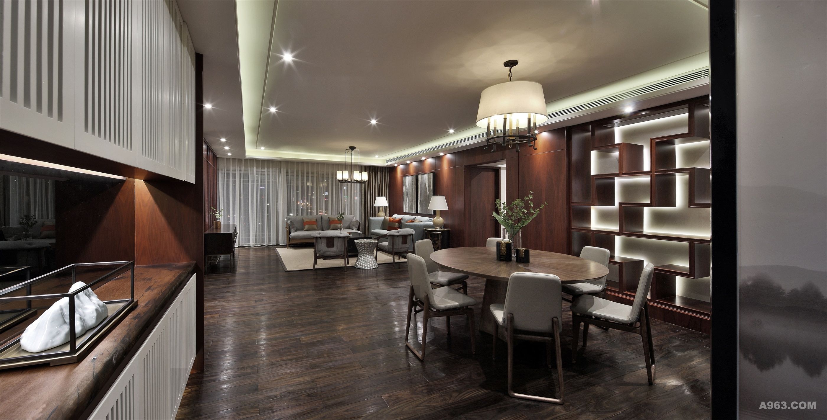 客厅、餐厅、处于一个开放式空间之下，显得宽敞通透，天花上筒灯的巧妙分隔，让功能区清晰也更富有层次。
