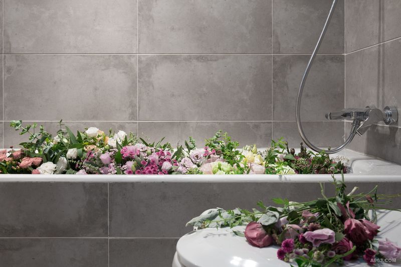 浴室一缸鲜花势要将浪漫进行到极致