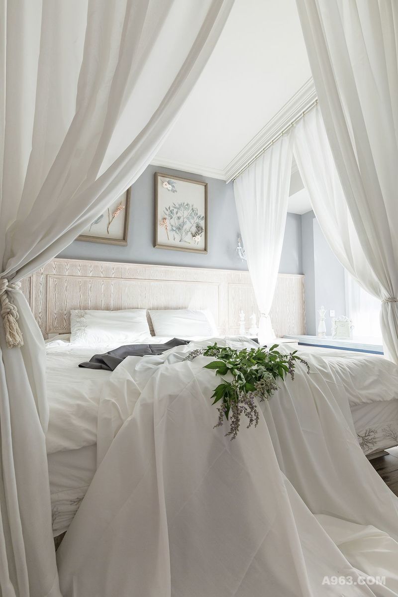 主卧延续优雅的格调，浪漫的白色沙幔环绕，居于视线焦点的四柱床。