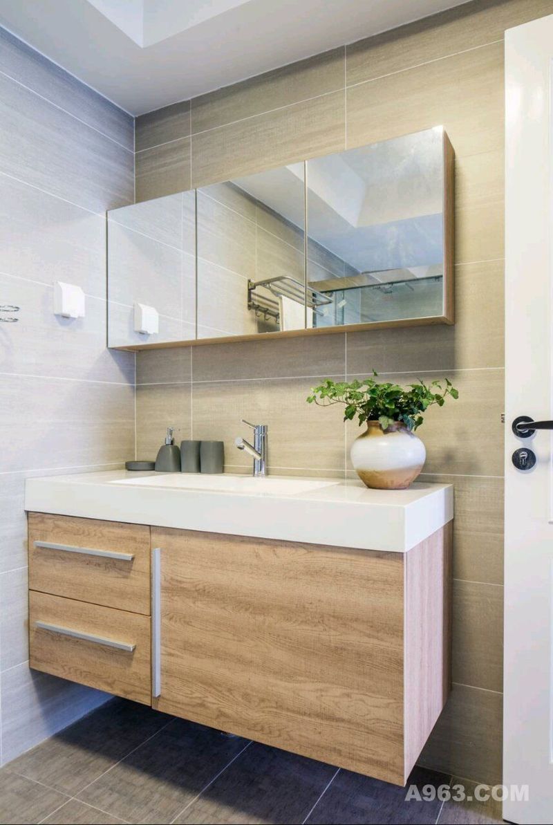 悬空的浴柜便于打扫，镜子后面是储物柜