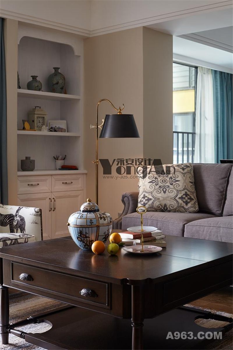 美式复古深棕色双层茶桌填补空间的基底色沉稳性色调，完美承载放置的各色物品，更突显庄重大气