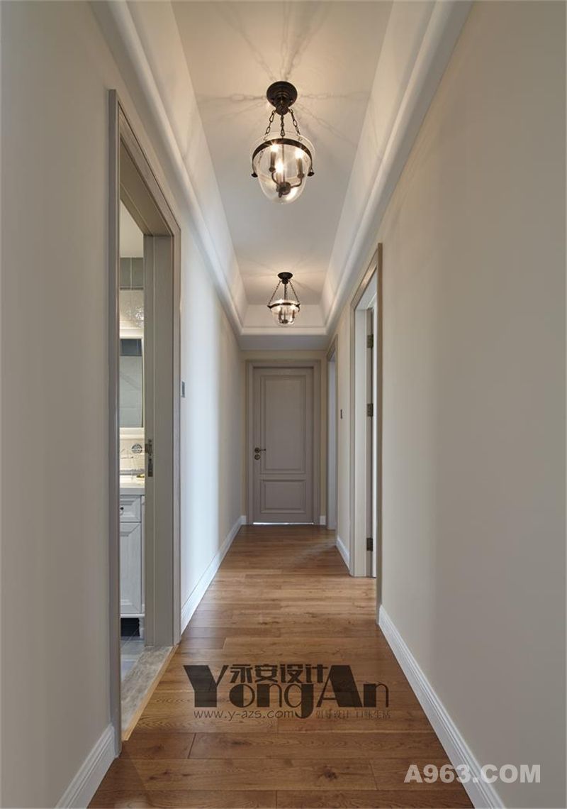 木地板的走廊通常都更显儒雅之气，与整个墙体浑然天成，欧式吊灯烛火透明，不失华丽，更具风尚