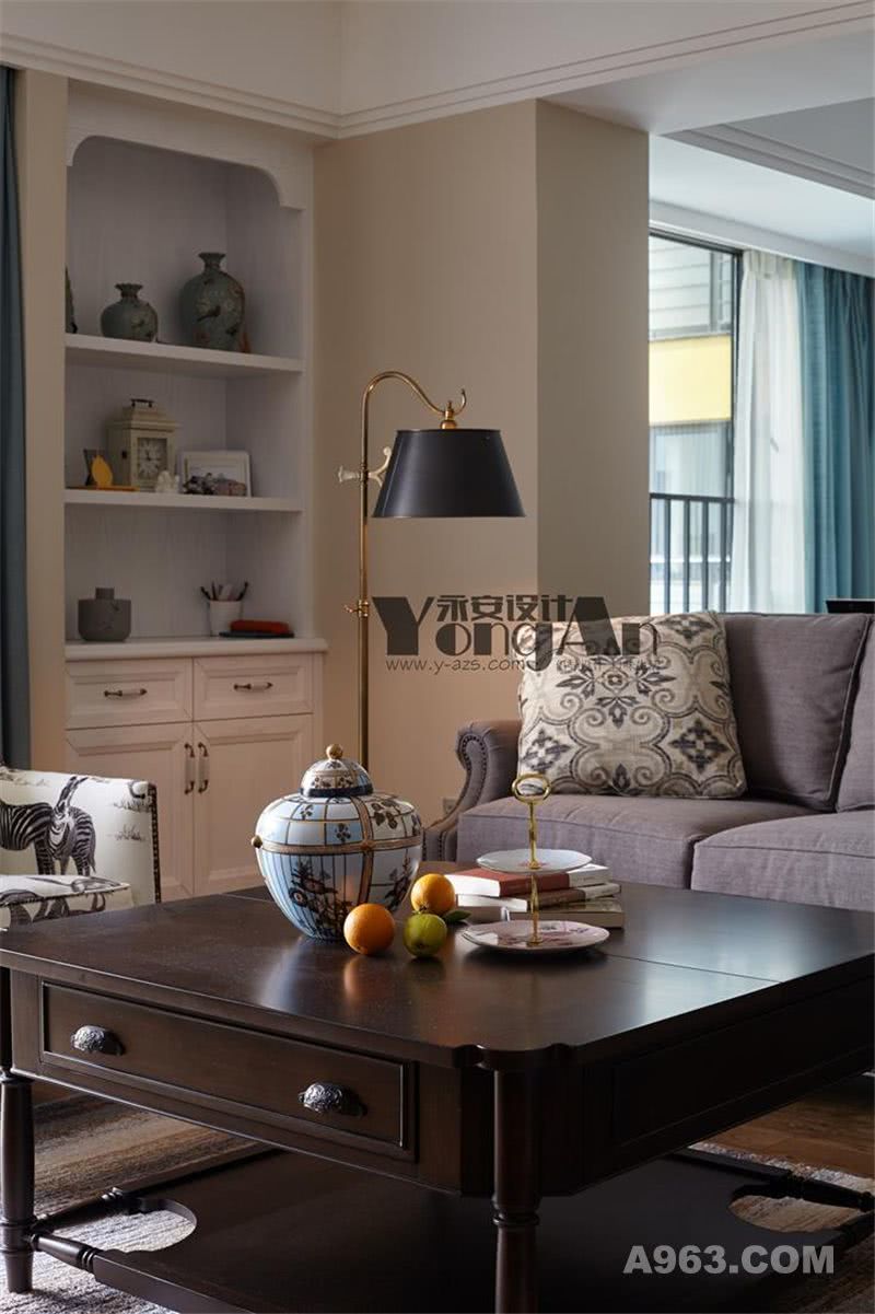 美式复古深棕色双层茶桌填补空间的基底色沉稳性色调，完美承载放置的各色物品，更突显庄重大气。