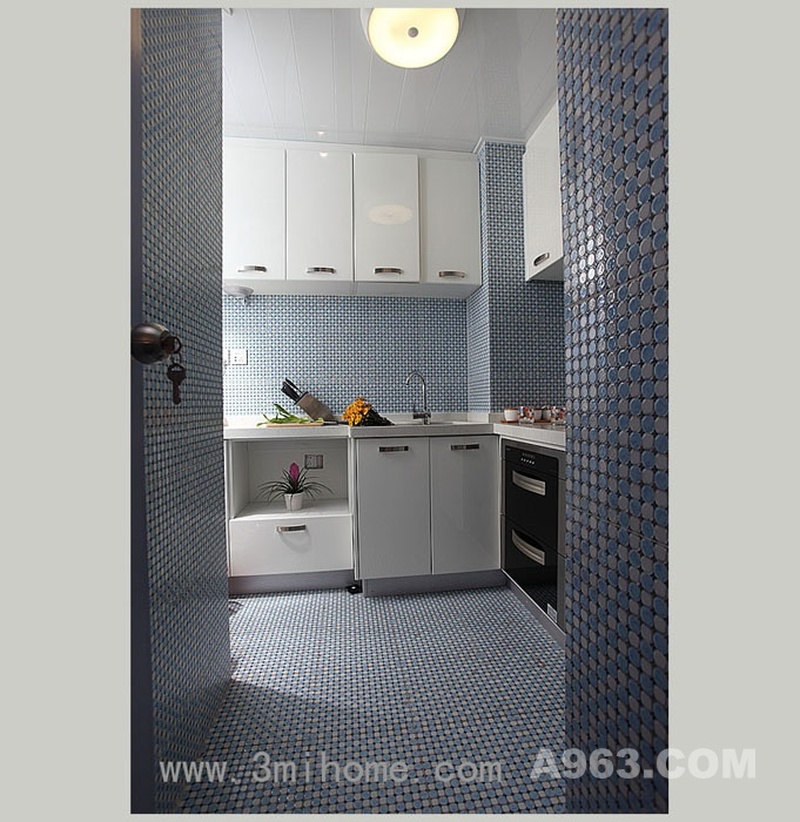 蓝色小砖延伸了厨房空间
