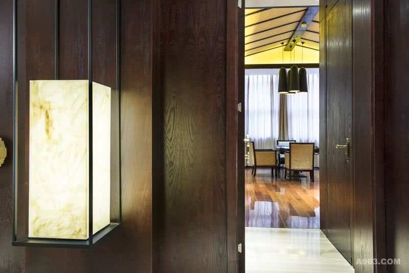 麻将房的设计匠心独具，简洁素雅的室内空间色调搭配配以暖色调的灯光，映衬出一种亲切、自然的交流空间。