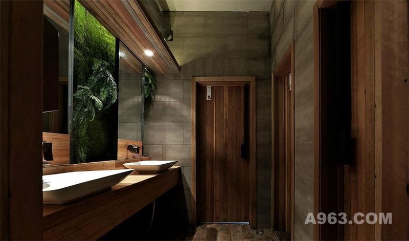 在卫生间设计中，设计总监曾鹏延续了空间设计的主调，依旧以木色加灰色为主，但是在镜子中加入了一幅绿植的3D画，为这个区域增添了乐趣。
