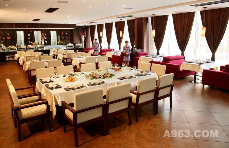 西餐厅
这是一个中餐与西餐结合的功能齐全的豪华餐厅.总共面积有2000平方!