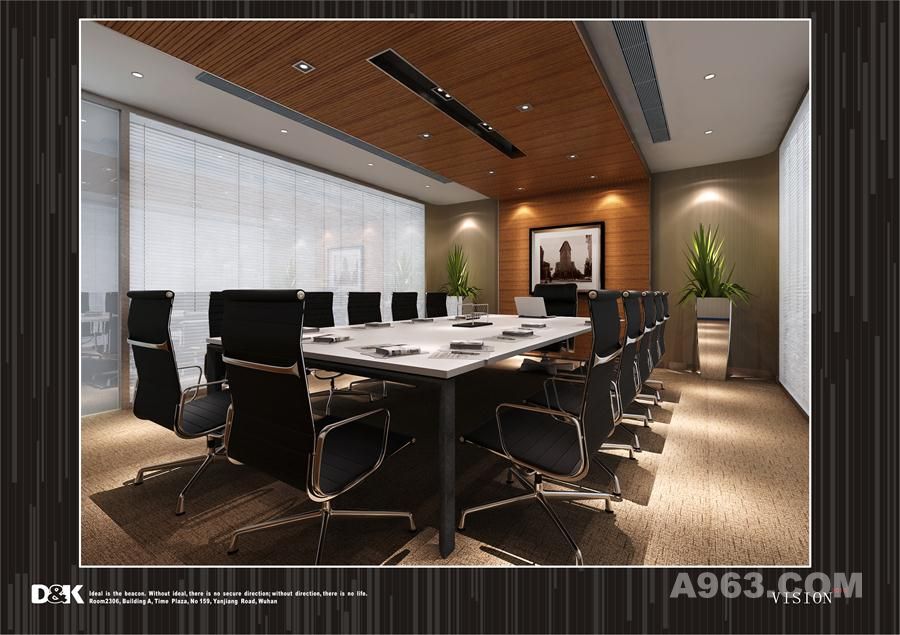 会议室设计中，设计师陈飞将会议参与者的目光聚集在了会议主持者的位置，浅咖色的墙面配上木色的饰面板，加上位于正中的挂画，在凸显着会议主持者的存在。整个会议室当中，简洁、实用是空间的主题，简单实用的会议桌椅，多功能的百叶窗等，都在展示着不拖沓的设计理念。
