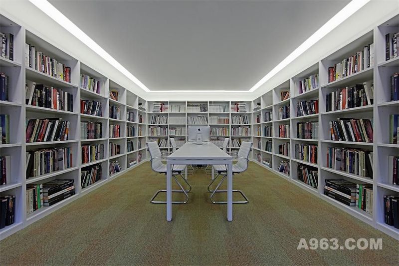 无论是学习还是资料摆放，一个大大的书柜总是不可或缺的，在本案设计中，罗和玲设计师利用三面巨大的书柜将一个空间分割包围，形成了一个小小的阅读场所，为了能够体现更好地阅读环境，设计师选择草绿色的地毯进行地面铺设，从而营造一个更加舒适的阅读空间。
