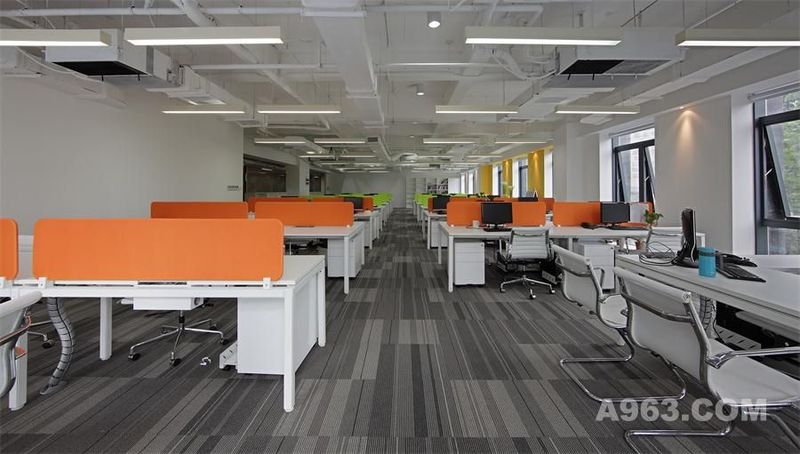 在这里，罗和玲设计师将办公桌上的挡板换成了橘子红，唯一的色彩变化使得办公室不至于太过单调，而且这也是对于工作区的无形划分，使得人们在繁多的工作岗位中能够找到自己的目标。

