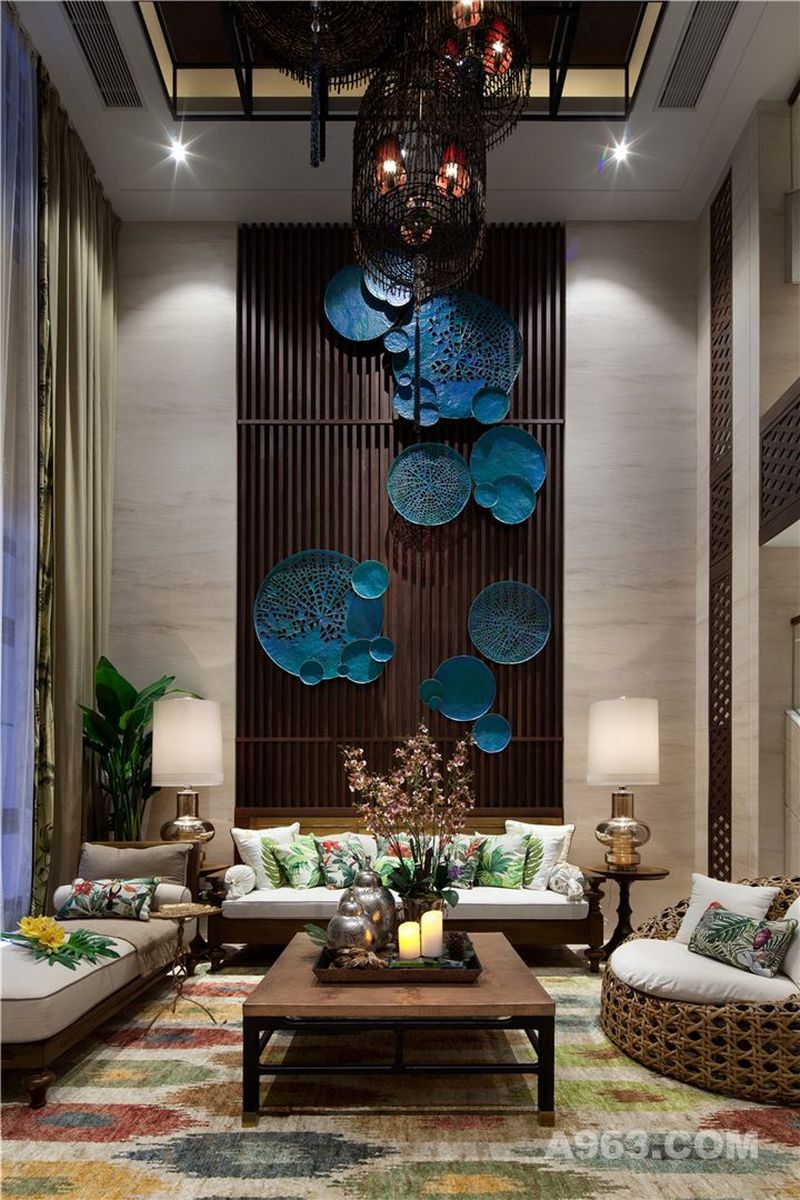 东南亚风的家具设计，配以植物为元素的色彩抱枕，使得空间充满了热带度假气氛