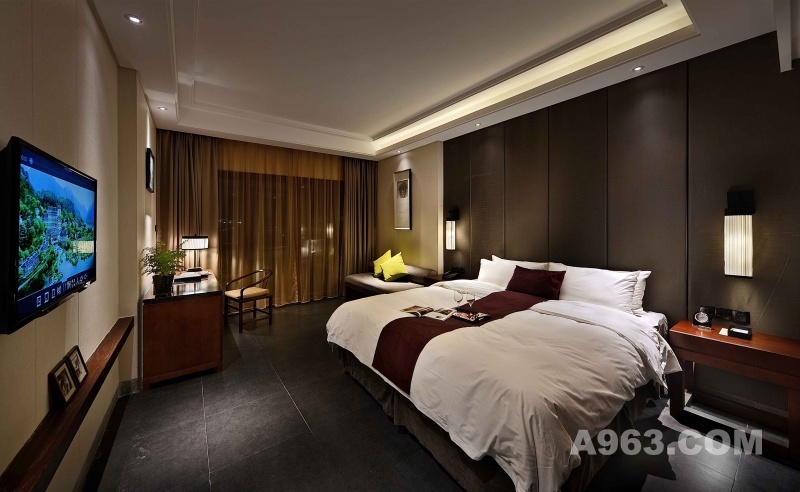 大床房
大块面的背景强调，睡眠的宁静安逸，壁灯的点缀活跃空间的氛围。