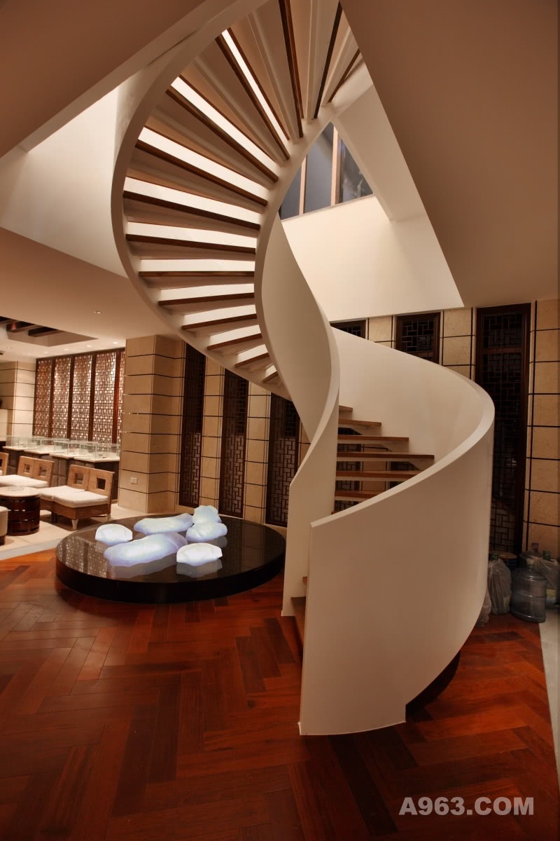 售楼处旋转楼梯
旋转楼梯为空间注入了委婉的曲线，结合梯身立面的镂空花型，传递出一份精致的细腻。