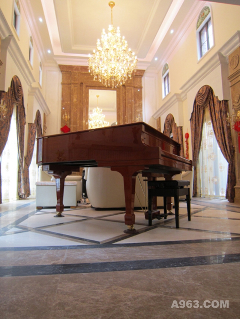 兰乔圣菲-钢琴室
兰乔圣菲高档别墅设计-钢琴室实景拍摄