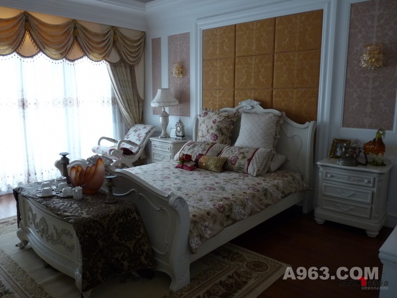 卧室
名雕丹迪设计-星洲湾别墅-欧式风格卧室：墙面采用高级软包设计，红木质地板平铺空间，一种温馨雅致的氛围油然而生。