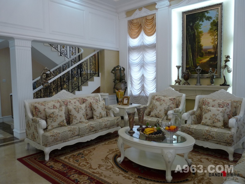 客厅
名雕丹迪设计-星洲湾别墅-欧式风格客厅：以米黄色为主色调，白色融入空间中，精致大理石铺地，摒弃烦躁的欧式设计，体现一种高贵典雅生活空间。