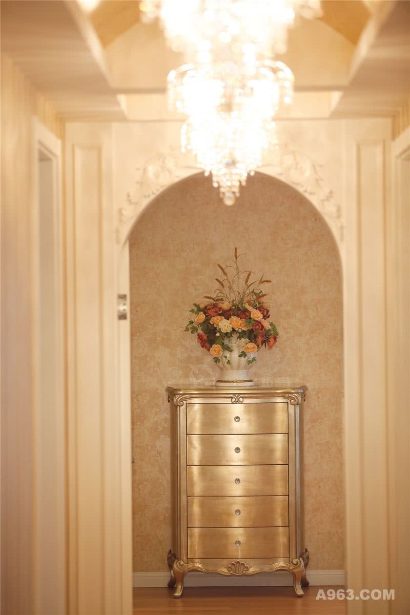 水晶灯的浪漫、拱门的雅致、五抽柜的绚烂、以及盆花的唯美，令走廊熠熠生辉。而细节处的精心设计，更使走廊特别出彩。
