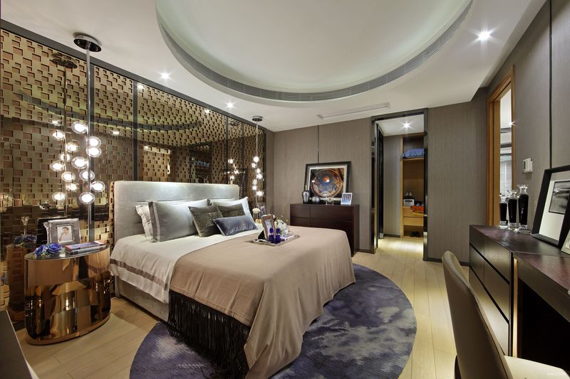 主卧室，华丽的的铜色造型板背景墙、造型别致的床头灯，别致的设计尽显空间的现代时尚，又渗透着浪漫舒适的特有情怀。