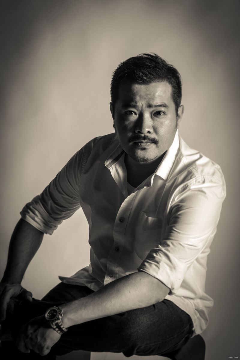 陈子俊先生，是尚策设计顾问公司创始人及设计总监、香港室内设计协会专业会员(HKIDA)、中华设计委导师、深圳室内建筑设计行业协会会员(SIID) 以及深圳市室内装饰行业协会常务理事(SAID)。他从事室内设计工作20多年，在2006至2009年任职于梁志天设计有限公司，于2009年创立尚策设计顾问公司，带领尚策设计团队完成多个香港和国内优秀项目。历年以来他屡获殊荣，包括Perspective透视杂志大奖、环球设计大奖、APDC亚太室内设计精英邀请赛、成功设计大赛、华鼎奖、金外滩，以及加拿大GRANDS PRIX DU DESIGN设计大赛等几十个设计奖项。