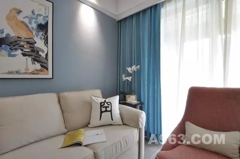 与墙面同色系的窗帘，搭配白色纱帘更是和白色沙发很和谐，看得出来设计师在色彩运用上很得心应手。